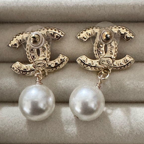 ✨ CHANEL Gold CC Logo Pearl & Crystal Statement Earrings✨ - Picture 7 of 9